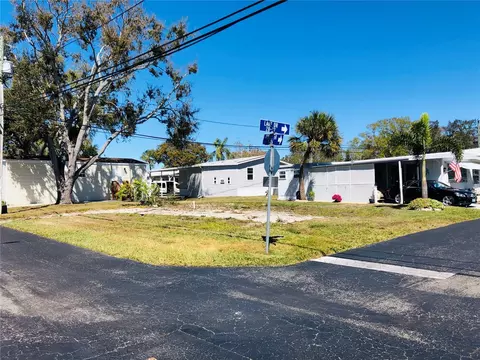 980 7th St NW #27, Largo, FL 33770