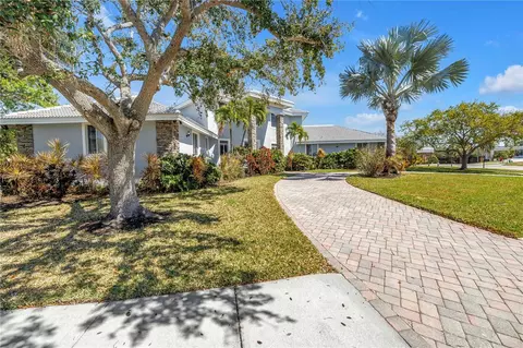 Exterior - 14365 Eagle Pointe Dr, Clearwater, FL 33762 photo 7 of 9