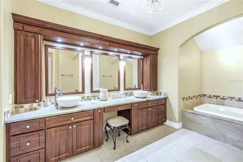 Bath - 14365 Eagle Pointe Dr, Clearwater, FL 33762 photo 5 of 5