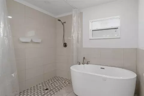 Bath - 5106 Pacific Ave, Spring Hill, FL 34607 photo 2 of 3