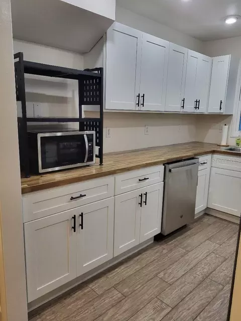 Kitchen - 995 Emerald Dr, Mount Dora, FL 32757 photo 7 of 8