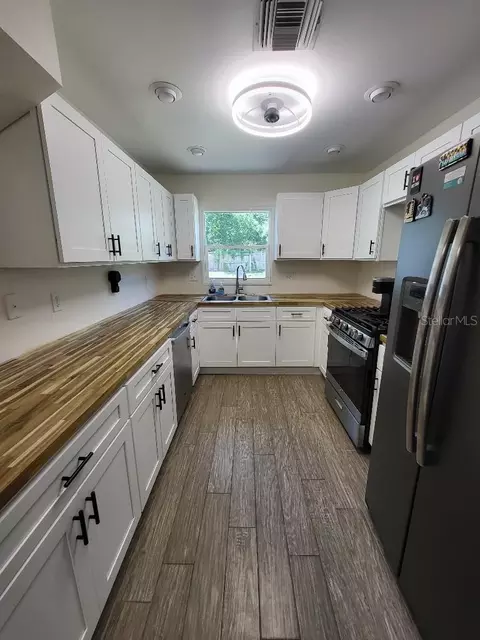 Kitchen - 995 Emerald Dr, Mount Dora, FL 32757 photo 2 of 8