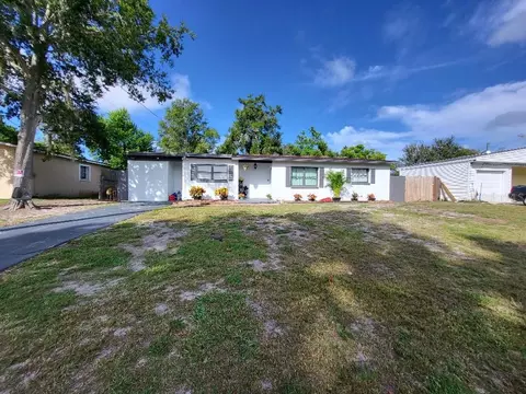 Exterior - 995 Emerald Dr, Mount Dora, FL 32757 photo 2 of 8