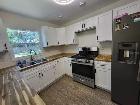 Kitchen - 995 Emerald Dr, Mount Dora, FL 32757 photo 5 of 8
