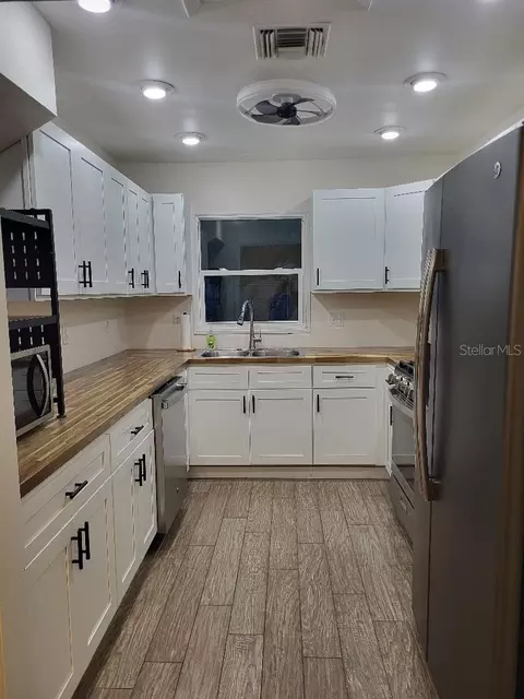 Kitchen - 995 Emerald Dr, Mount Dora, FL 32757 photo 6 of 8
