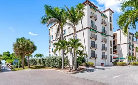 200 121st Ave #304, Treasure Island, FL 33706
