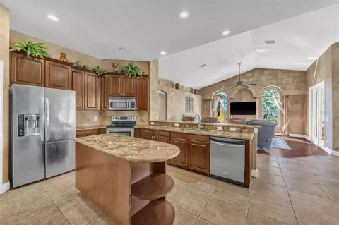 Kitchen - 13101 Shadow Run Blvd, Riverview, FL 33569 photo 8 of 9