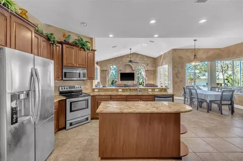 Kitchen - 13101 Shadow Run Blvd, Riverview, FL 33569 photo 5 of 9