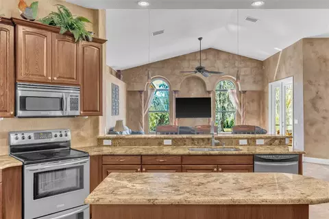 Kitchen - 13101 Shadow Run Blvd, Riverview, FL 33569 photo 4 of 9