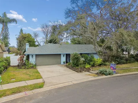 606 Grovewood Ln, Largo, FL 33770