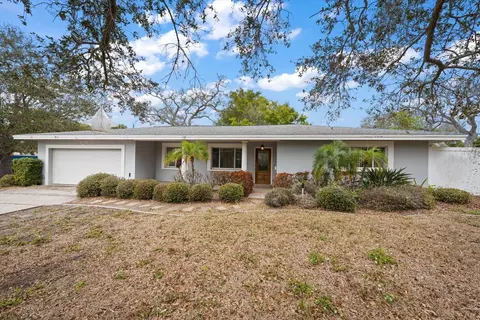230 Garden Cir, Belleair, FL 33756
