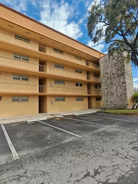 5820 N Church Ave #112, Tampa, FL 33614