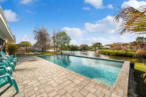 632 Shore Dr, Largo, FL 33771