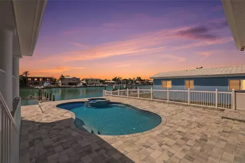 11850 7th St E, Treasure Island, FL 33706