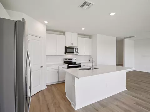 Kitchen - 11316 Bellewood Ter, Parrish, FL 34219 photo 2 of 3