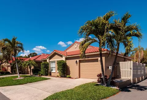 535 St Tropez Cir NE, Saint Petersburg, FL 33703