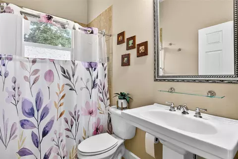 Bath - 13887 Gavin Rd, Dover, FL 33527 photo 8 of 8
