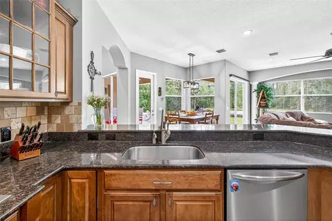 Kitchen - 13887 Gavin Rd, Dover, FL 33527 photo 6 of 8