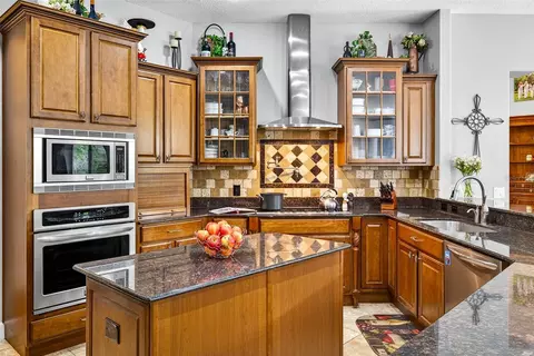 Kitchen - 13887 Gavin Rd, Dover, FL 33527 photo 4 of 8