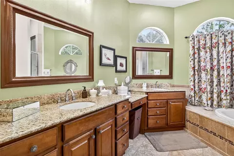 Bath - 13887 Gavin Rd, Dover, FL 33527 photo 1 of 8