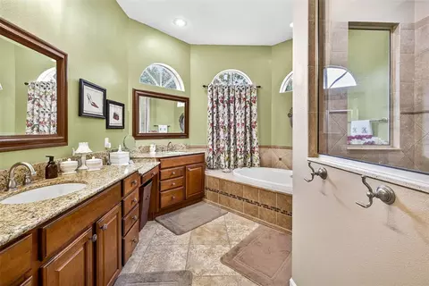 Bath - 13887 Gavin Rd, Dover, FL 33527 photo 2 of 8