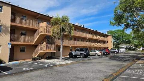 4600 98th Way N #210, Saint Petersburg, FL 33708