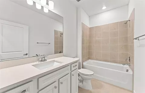 Bath - 14752 Sunlit Cir, Parrish, FL 34219 photo 3 of 3