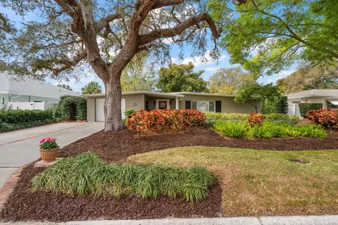 1718 Meredith Ln, Belleair, FL 33756