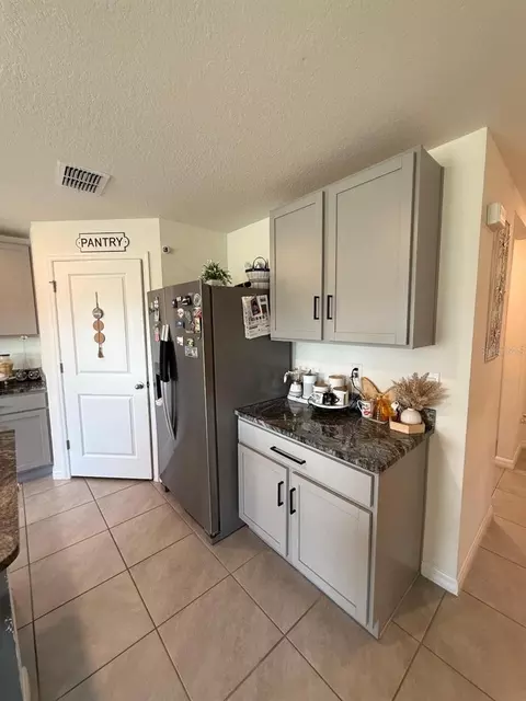 Kitchen - 10662 Chippewa Dr, Parrish, FL 34219 photo 5 of 6