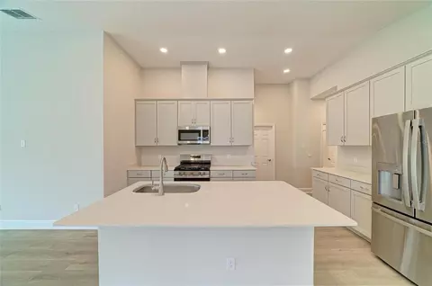 Kitchen - 12373 Oak Hill Way, Parrish, FL 34219 photo 4 of 6