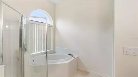 Bath - 6111 Heroncrest Ct, Lithia, FL 33547 photo 1 of 2
