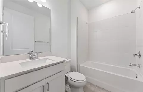 Bath - 10005 Johnson Oaks Gln, Parrish, FL 34219 photo 3 of 4