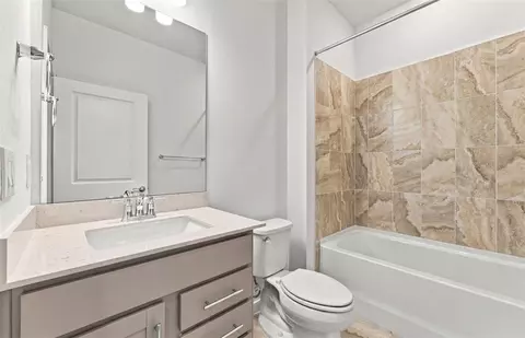 Bath - 10045 Trellis Vine Way, Parrish, FL 34219 photo 2 of 3