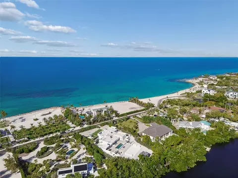 7647 Sanderling Rd, Sarasota, FL 34242