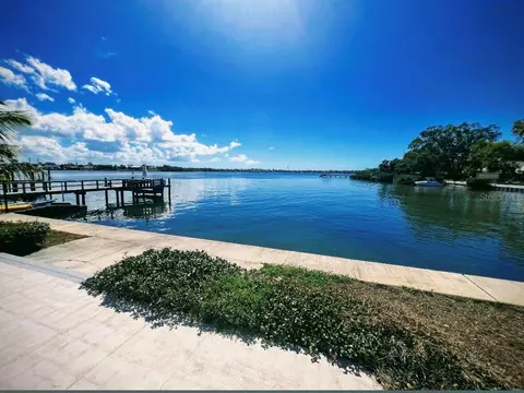 2431 Sunrise Dr SE, Saint Petersburg, FL 33705