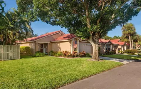 526 St Tropez Cir NE, Saint Petersburg, FL 33703