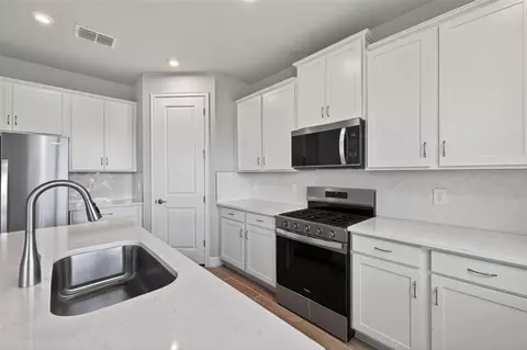 Kitchen - 13140 Oxeye Ln, Parrish, FL 34219 photo 2 of 3