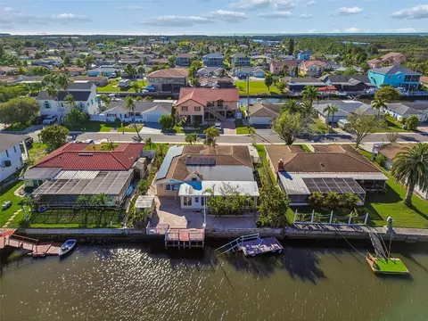 9900 Island Harbor Dr, Port Richey, FL 34668