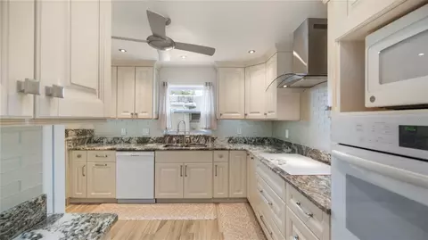 Kitchen - 903 Cara Dr #903, Largo, FL 33771 photo 9 of 11