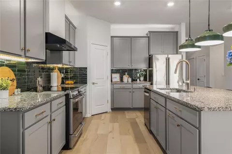 Kitchen - 13166 Brookside Moss Dr, Riverview, FL 33579 photo 4 of 7
