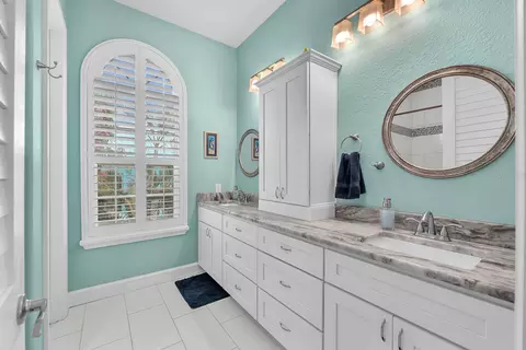 Bath - 9425 Oak St, Riverview, FL 33578 photo 3 of 5