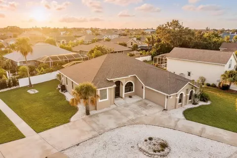 821 Greenview Dr, Apollo Beach, FL 33572