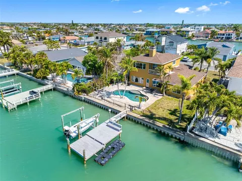 11260 5th St E, Treasure Island, FL 33706