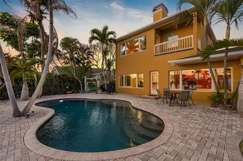 11260 5th St E, Treasure Island, FL 33706