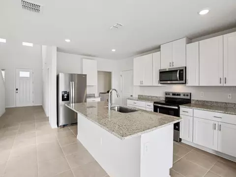 Kitchen - 11329 Bellewood Ter, Parrish, FL 34219 photo 2 of 4