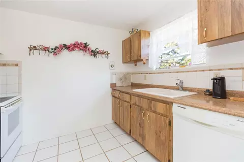 Kitchen - 17616 Eagle Ln, Lutz, FL 33558 photo 2 of 3