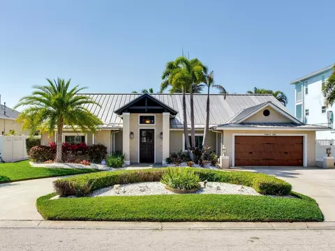 31 N Pine Cir, Belleair, FL 33756