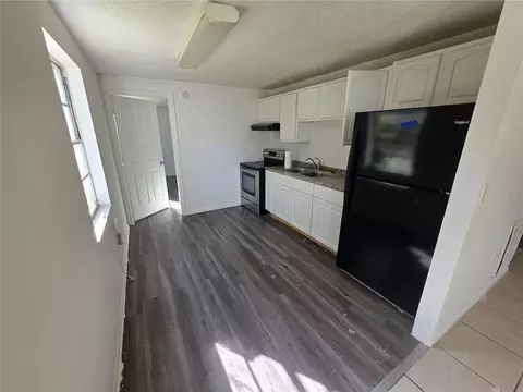 Kitchen - 904 33rd Ave E, Bradenton, FL 34208 photo 1 of 2