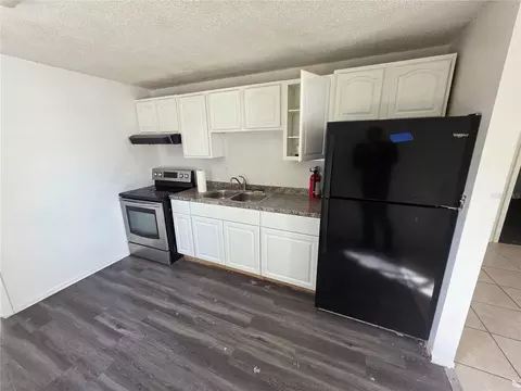 Kitchen - 904 33rd Ave E, Bradenton, FL 34208 photo 2 of 2
