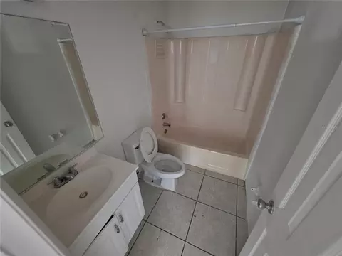 Bath - 904 33rd Ave E, Bradenton, FL 34208 photo 2 of 2